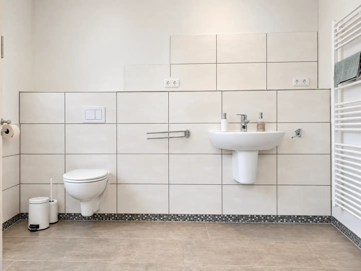 Badezimmer mit Waschtisch und Wand-WC