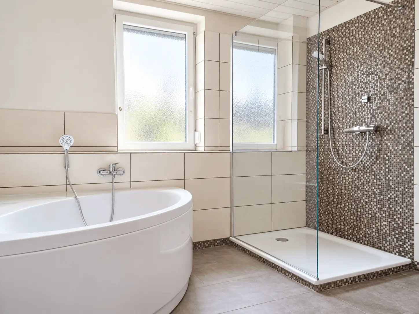 Tageslichtbad mit Eckbadewanne und Walk-in-Dusche
